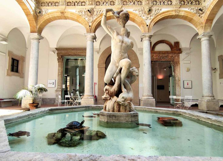 fontana con statua posizionata all'interno del cortile del Museo Salinas
