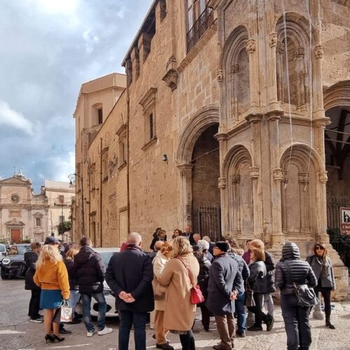 persone davanti chiesa santa maria la nova tour florio palermo esplora siti sicilia